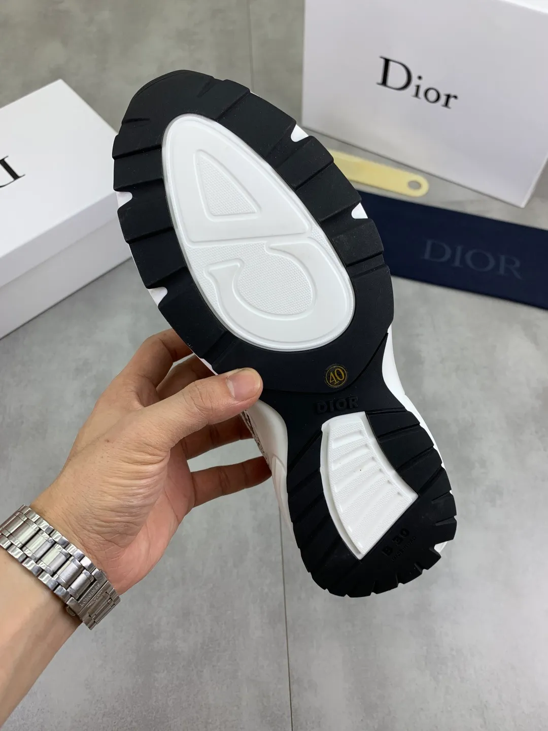 Men's shoes 💰P420 New Dior Chrono 2025 new product B30 series, in white and black fly woven series, decorated with computer-printed CD logo on both sides, star patch on the tongue and Dior logo on the heel, many details highlight the style. The interior is matched with the original color matching mesh, and the interior of the body is supported by low-temperature shaping sheets, and is filled with light feather cotton to keep the interior full and soft against the feet. The exclusive open-molded outsole adopts a one-piece molding process, so there is no need to worry about problems such as the opening and falling of sole decorative accessories. It is light and comfortable to wear, yet strong and wear-resistant. The two-color shoelaces are accessorized with exquisite metal five-pointed star pendants, creating a high-end, trendy and casual look at all times. Color: 5️⃣ colors available, code number: 38-44 (45 customized)